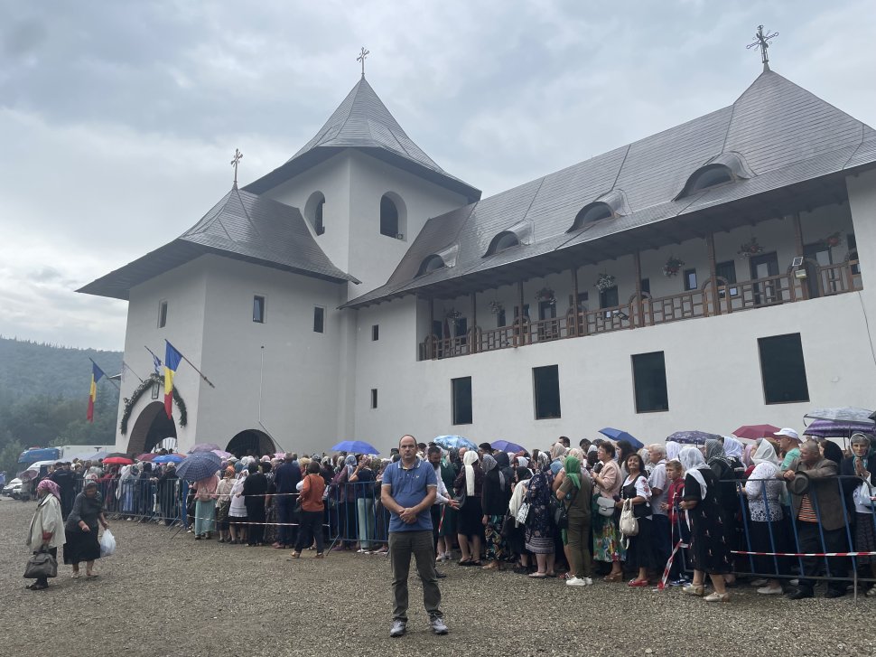Hramul Mănăstirii Sihăstria Râșcăi a adunat mii de credincioși la rugăciune 2531