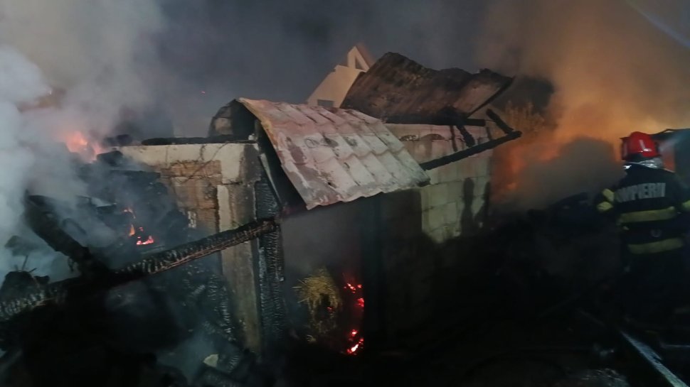 Noapte de foc pentru pompieri după ce un incendiu de proporții a izbucnit în Pătrăuți 2557