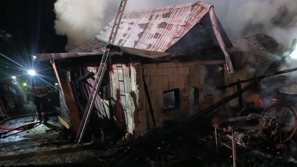 Noapte de foc pentru pompieri după ce un incendiu de proporții a izbucnit în Pătrăuți 2558