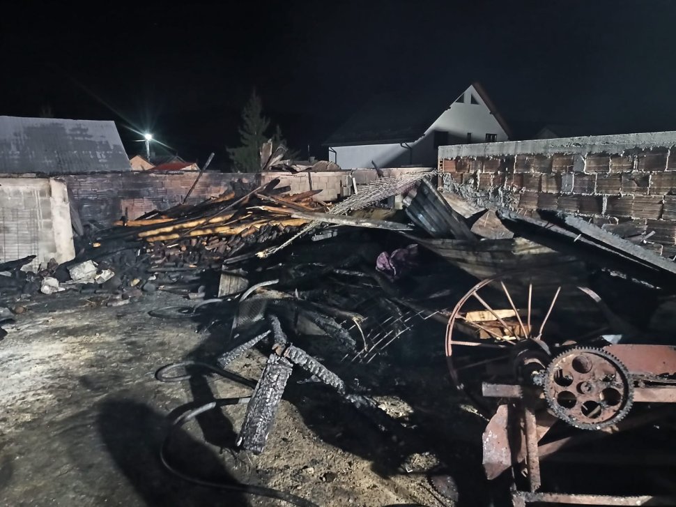 Noapte de foc pentru pompieri după ce un incendiu de proporții a izbucnit în Pătrăuți 2559