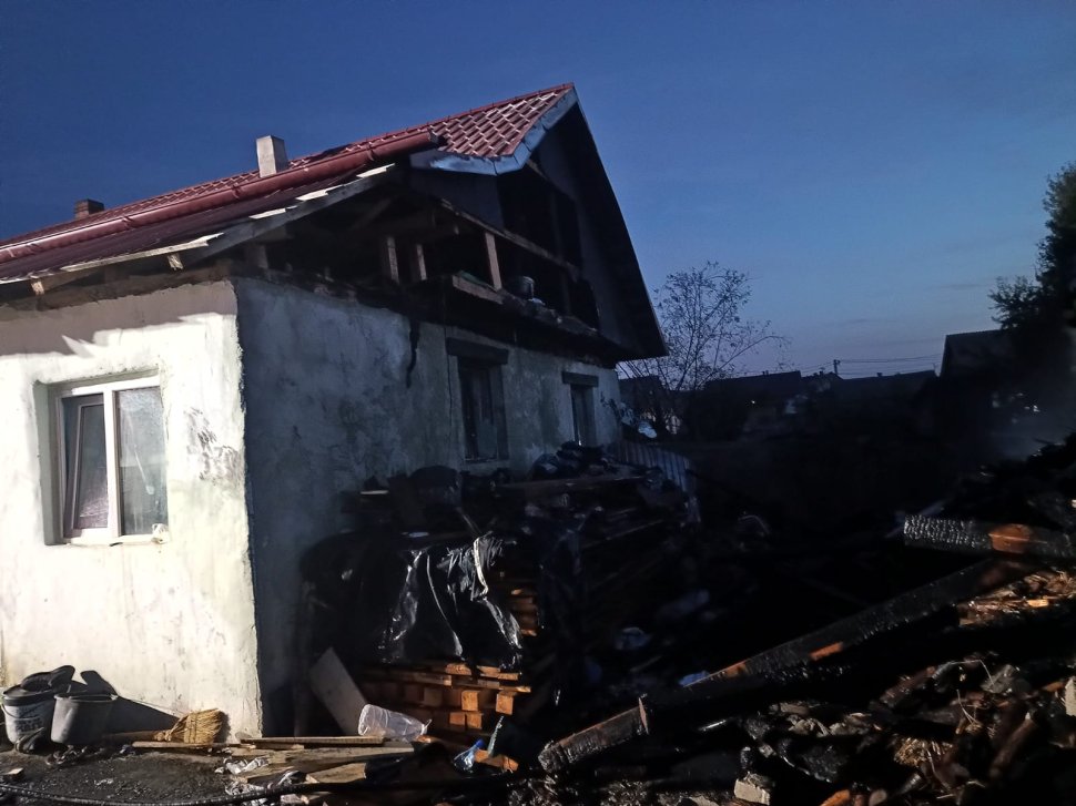 Noapte de foc pentru pompieri după ce un incendiu de proporții a izbucnit în Pătrăuți 2560