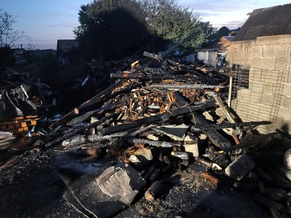 Noapte de foc pentru pompieri după ce un incendiu de proporții a izbucnit în Pătrăuți 2561