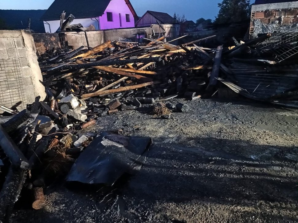 Noapte de foc pentru pompieri după ce un incendiu de proporții a izbucnit în Pătrăuți 2562