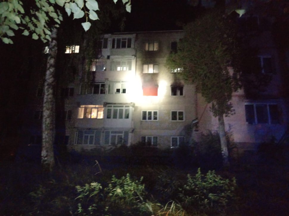 Un apartament dintr-un bloc a luat foc la Fălticeni.