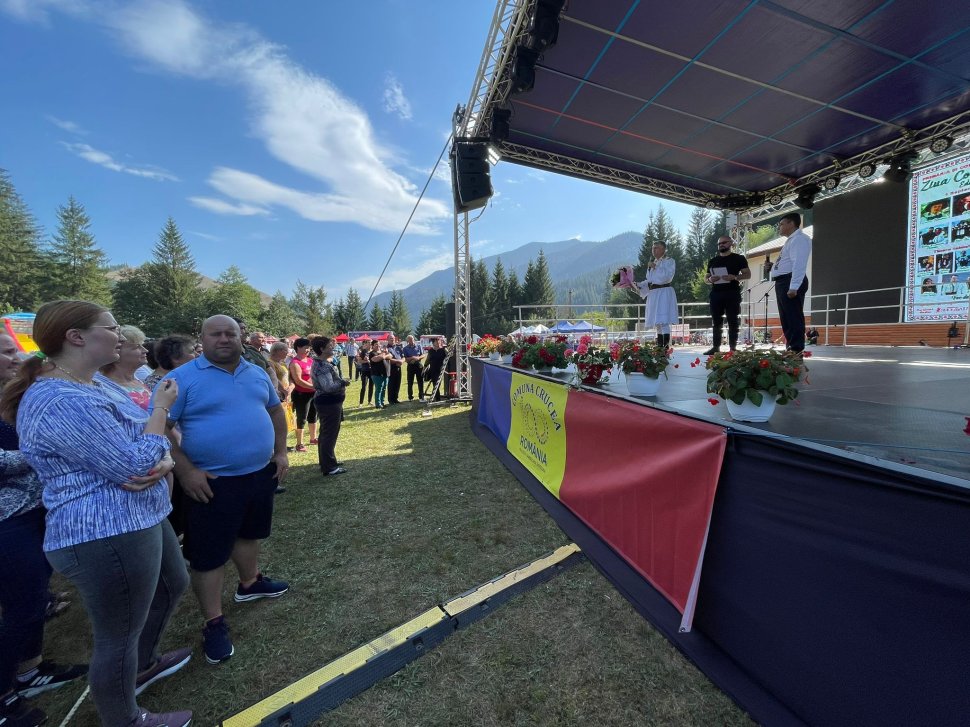 Voie bună și artiști de seamă la Ziua Comunei Crucea 2574