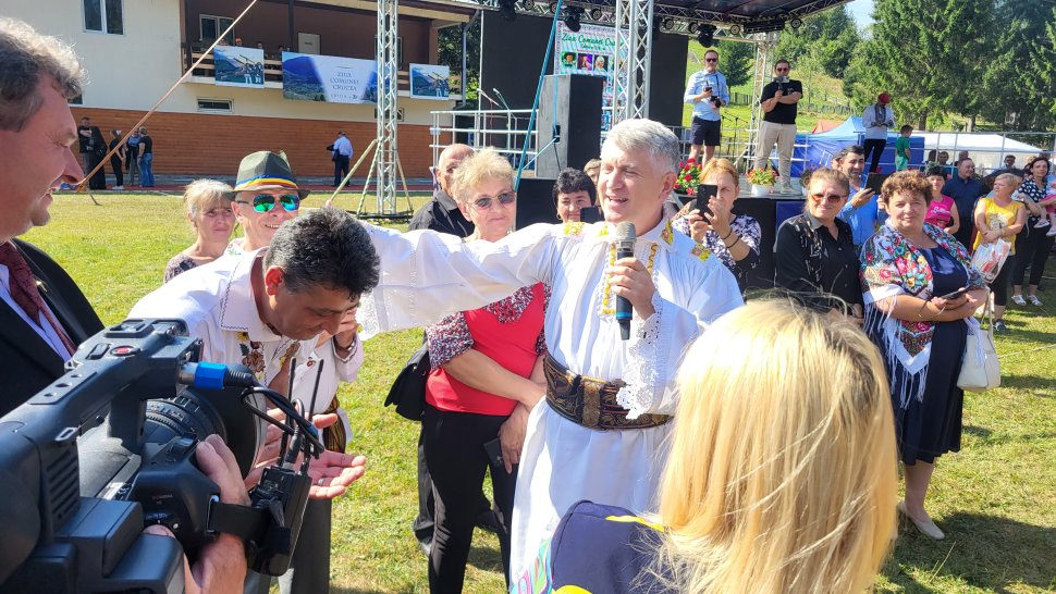 Voie bună și artiști de seamă la Ziua Comunei Crucea 2586