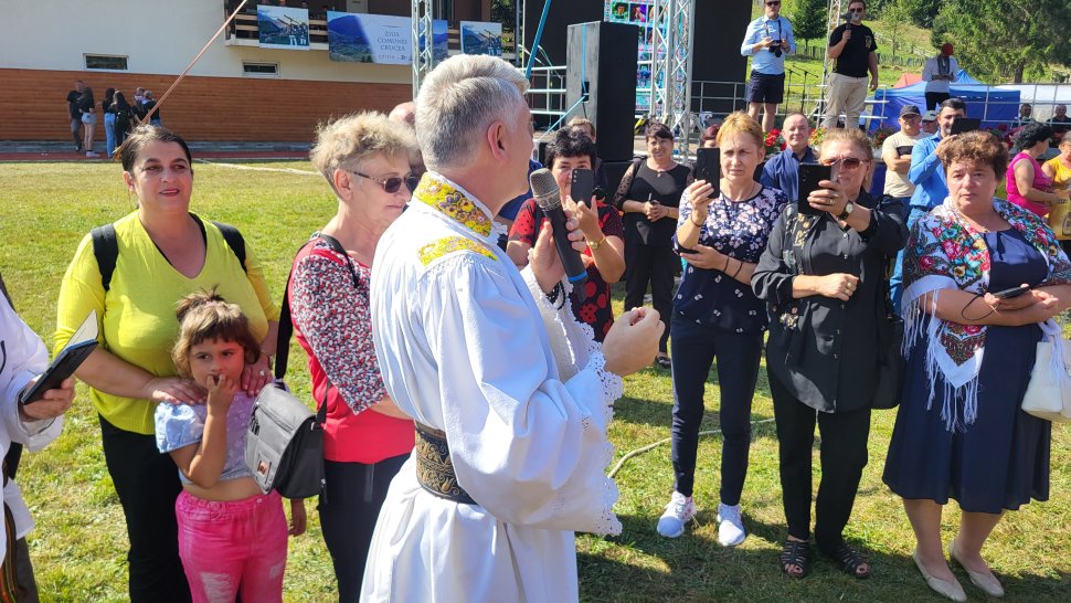 Voie bună și artiști de seamă la Ziua Comunei Crucea 2587