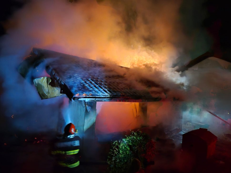 Incendiu devastator în Grănicești 2653