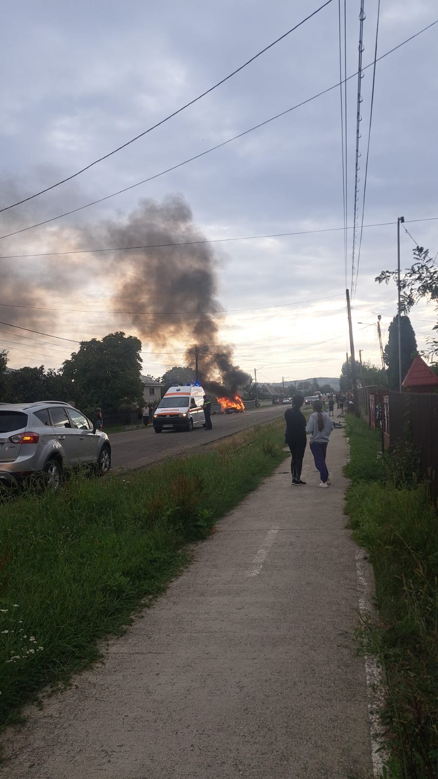 Panică în comuna Dobreni după ce o mașină a luat foc în mers 