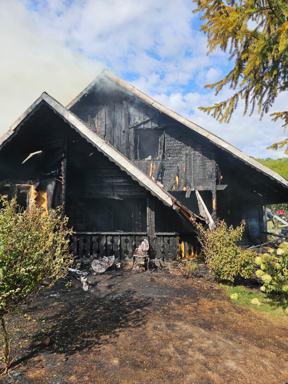 Peste patru ore de luptă cu flăcările pentru salvarea unei locuințe din Gura Humorului 2718