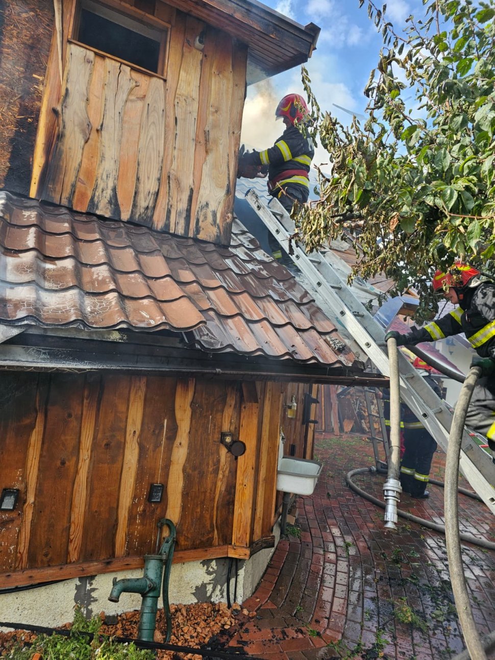 Peste patru ore de luptă cu flăcările pentru salvarea unei locuințe din Gura Humorului 2719