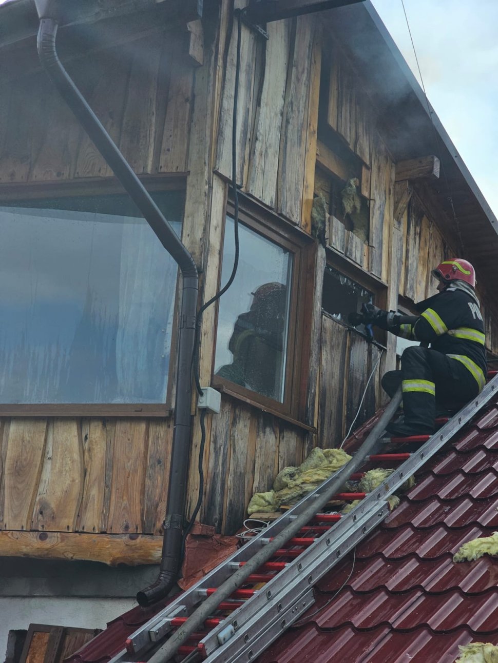 Peste patru ore de luptă cu flăcările pentru salvarea unei locuințe din Gura Humorului 2720