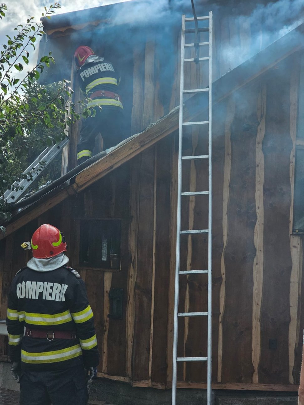 Peste patru ore de luptă cu flăcările pentru salvarea unei locuințe din Gura Humorului 2721