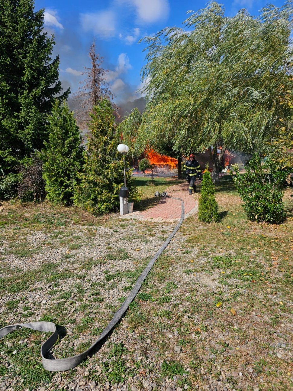 Peste patru ore de luptă cu flăcările pentru salvarea unei locuințe din Gura Humorului 2723