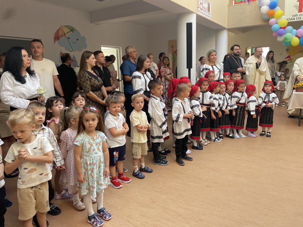 Emotii pentru sute de preșcolari la începutul unui nou an școlar