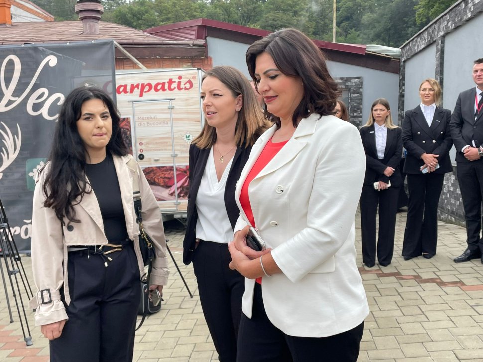 Prim-Ministrul României în vizită la o fabrică de mezeluri din Suceava 2899