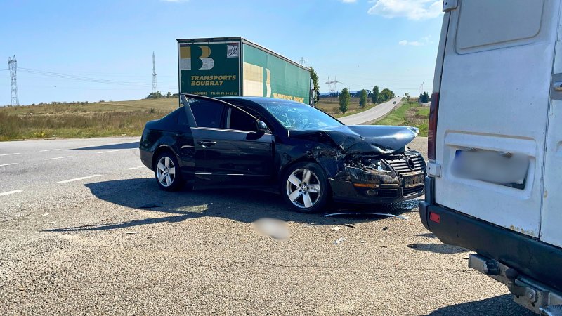 O clipă de neatenție, un nou accident la intersecția cu comuna Baia 3141