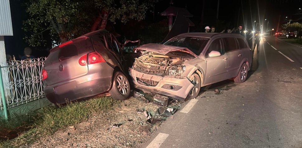 Două autoturisme avariate și trei victime în urma unui accident la Adâncata 3193