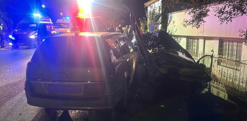 Două autoturisme avariate și trei victime în urma unui accident la Adâncata 3194