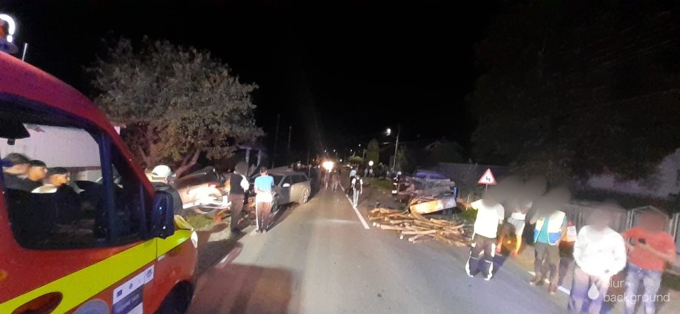 Două autoturisme avariate și trei victime în urma unui accident la Adâncata 3195