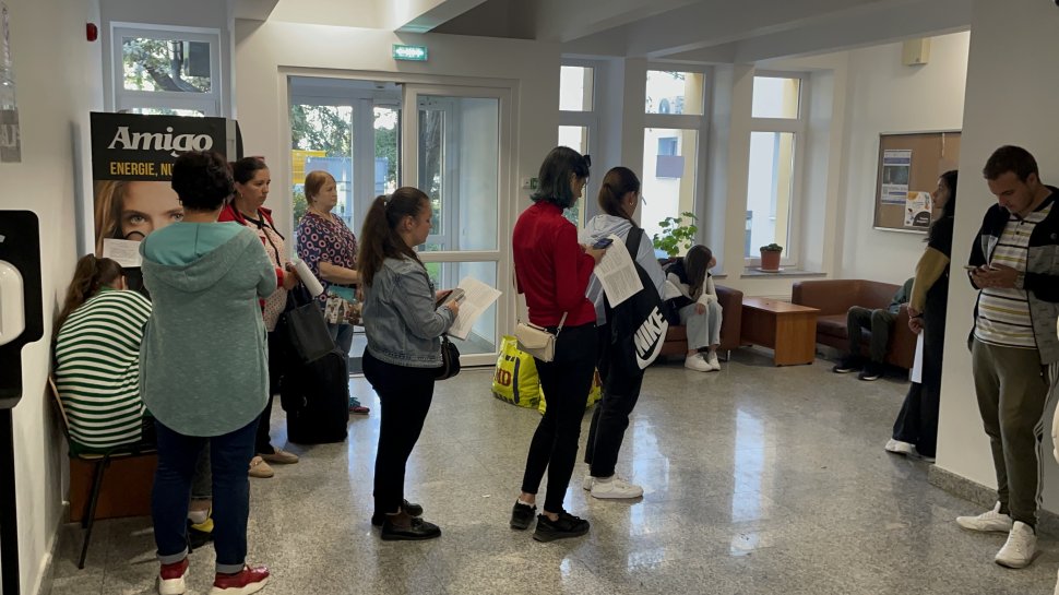 Zeci de studenți vin zilele acestea pentru a-și prelua camerele de cămin 3207