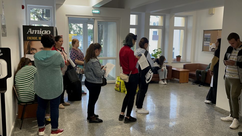 Zeci de studenți vin zilele acestea pentru a-și prelua camerele de cămin 3208