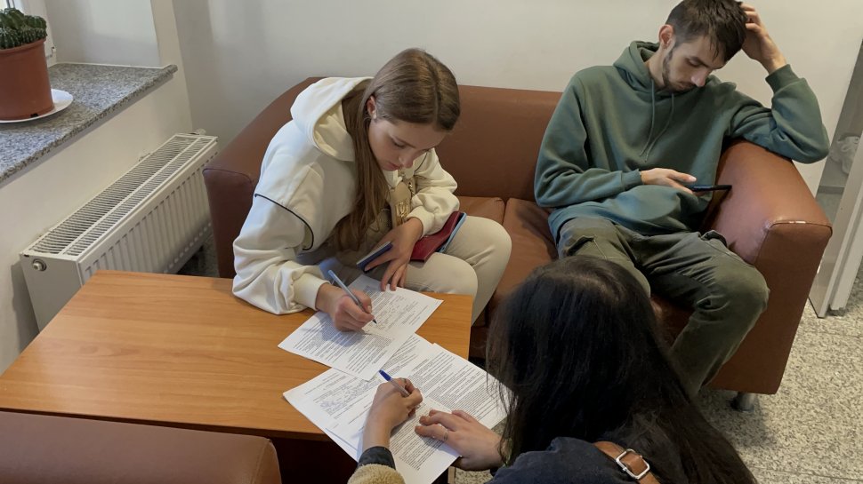 Zeci de studenți vin zilele acestea pentru a-și prelua camerele de cămin 3209