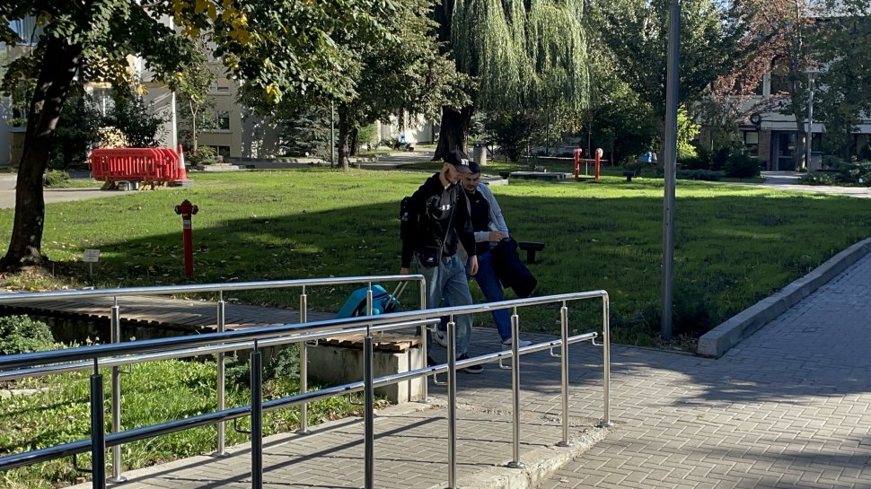 Zeci de studenți vin zilele acestea pentru a-și prelua camerele de cămin 3210