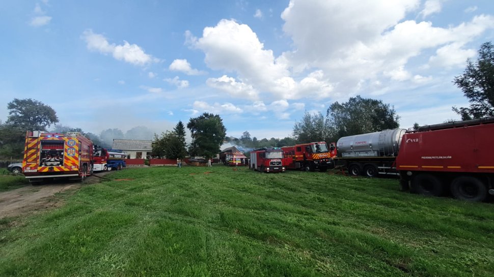 13 autospeciale de stingere au intervenit pentru stingerea unui incendiu la Fântâna Mare 3310