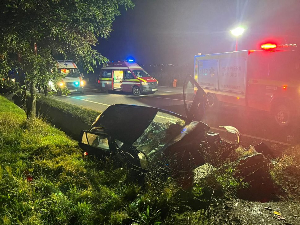 O șoferiță a ajuns la spital, după ce s-a izbit cu mașina într-un cap de pod 3246