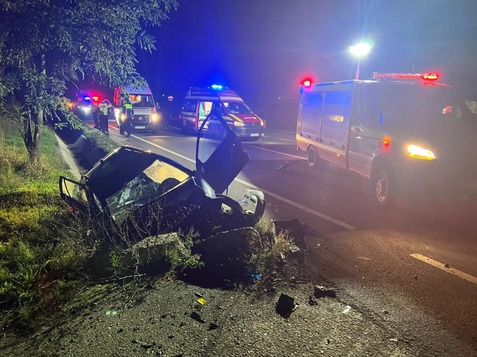 O șoferiță a ajuns la spital, după ce s-a izbit cu mașina într-un cap de pod 3247