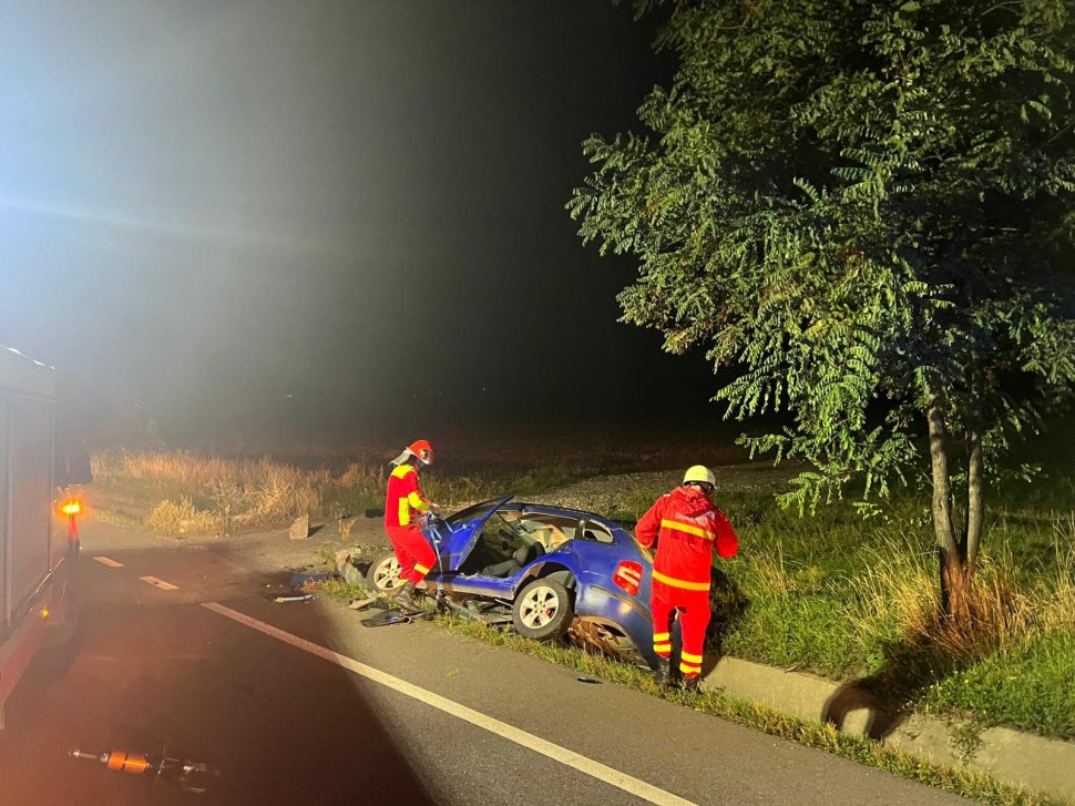 O șoferiță a ajuns la spital, după ce s-a izbit cu mașina într-un cap de pod 3248