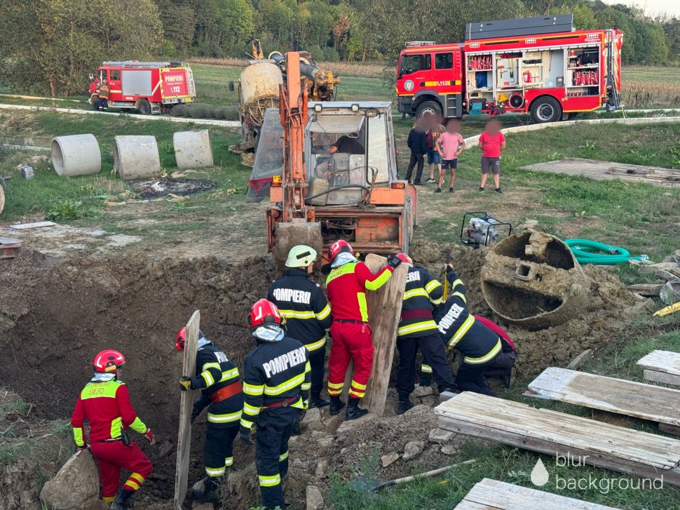 Bărbat surprins de un mal de pământ; salvatorii au muncit aproape 12 ore pentru extragerea sa 3407