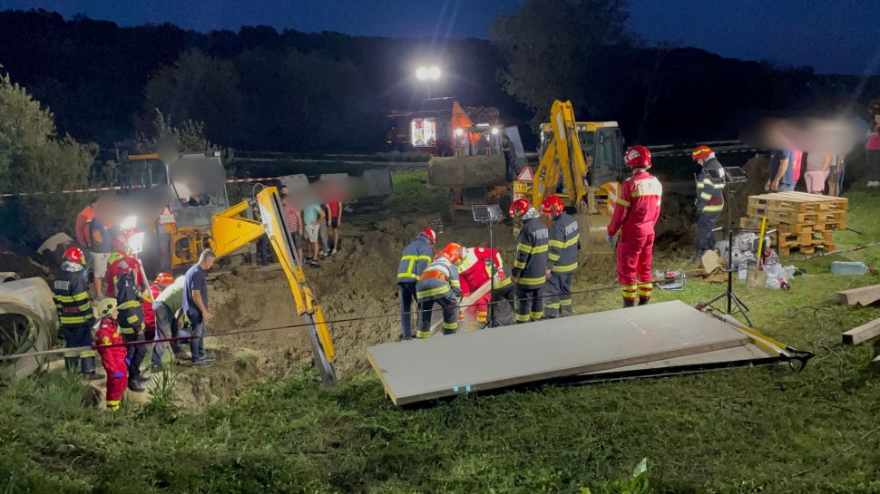 Bărbat surprins de un mal de pământ; salvatorii au muncit aproape 12 ore pentru extragerea sa 3408