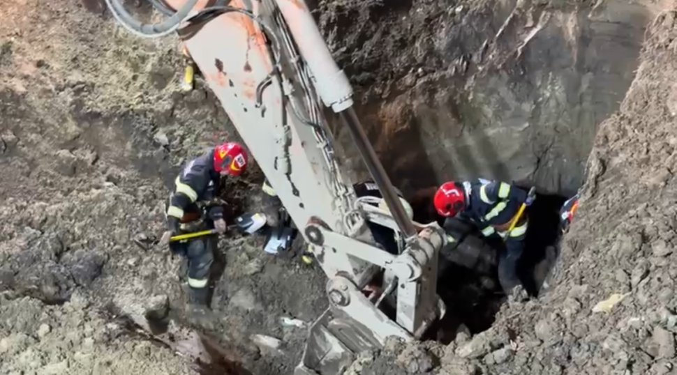 Bărbat surprins de un mal de pământ; salvatorii au muncit aproape 12 ore pentru extragerea sa 3409
