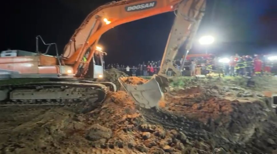 Bărbat surprins de un mal de pământ; salvatorii au muncit aproape 12 ore pentru extragerea sa 3410
