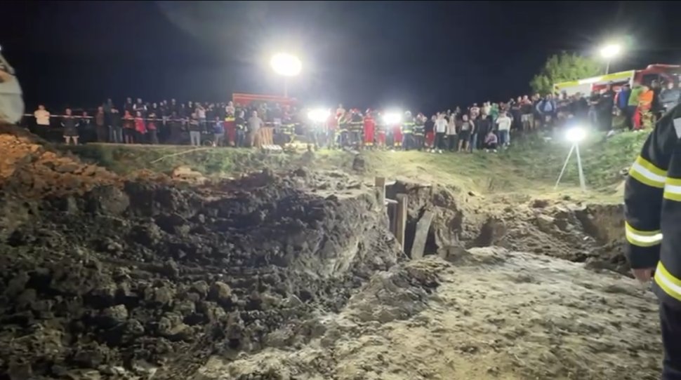 Bărbat surprins de un mal de pământ; salvatorii au muncit aproape 12 ore pentru extragerea sa 3411