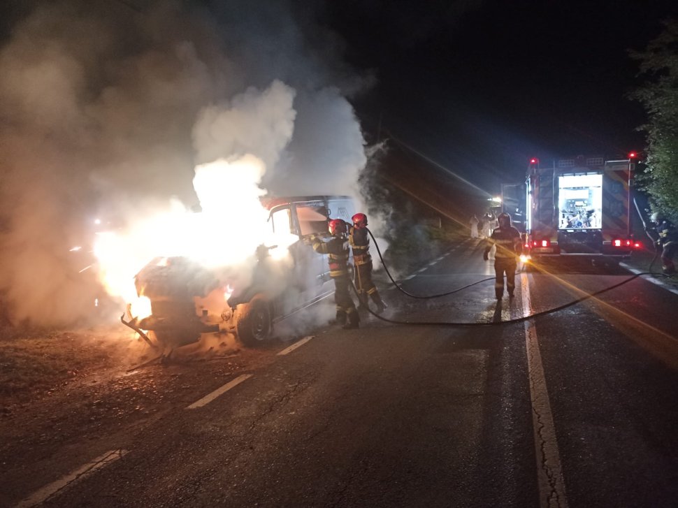 Flăcările au mistuit un autoturism vineri seară, la Suceava 3625