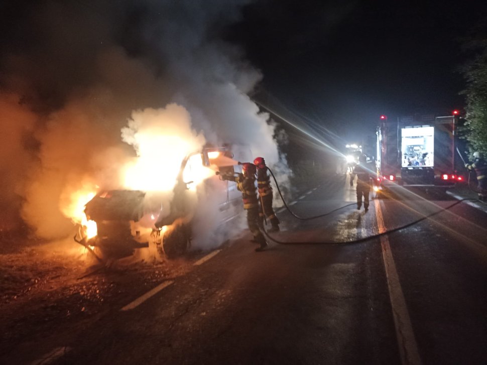 Flăcările au mistuit un autoturism vineri seară, la Suceava