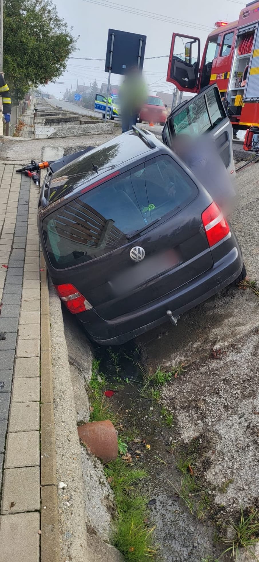 Autoturism ajuns într-un cap de pod, la Poiana Stampei 3709