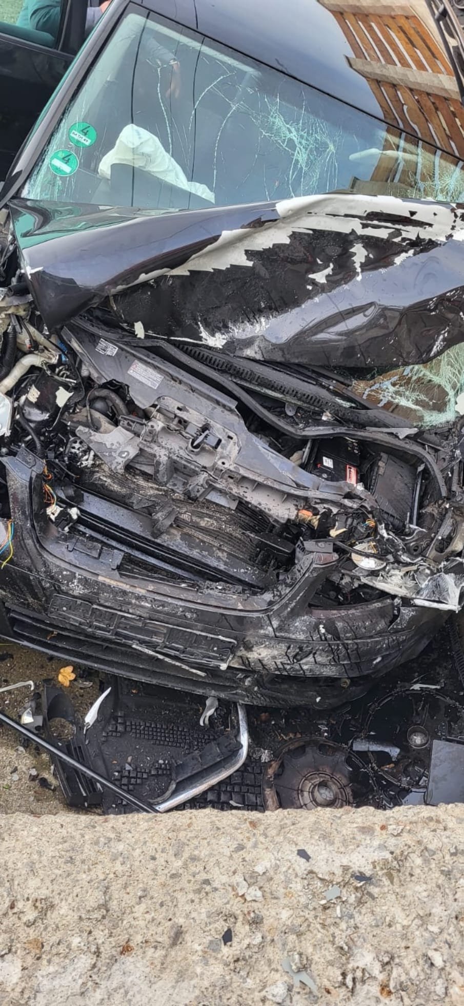 Autoturism ajuns într-un cap de pod, la Poiana Stampei 3710