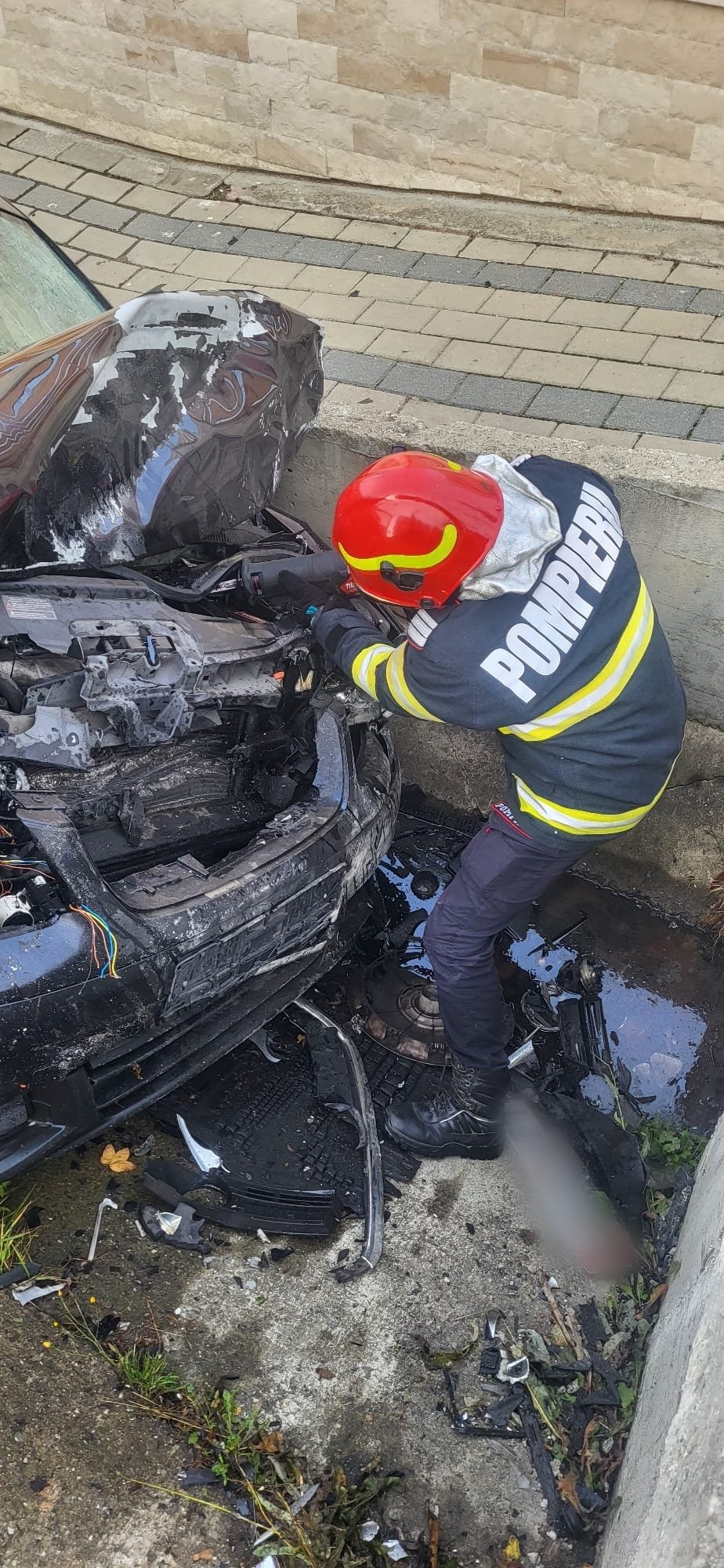 Autoturism ajuns într-un cap de pod, la Poiana Stampei