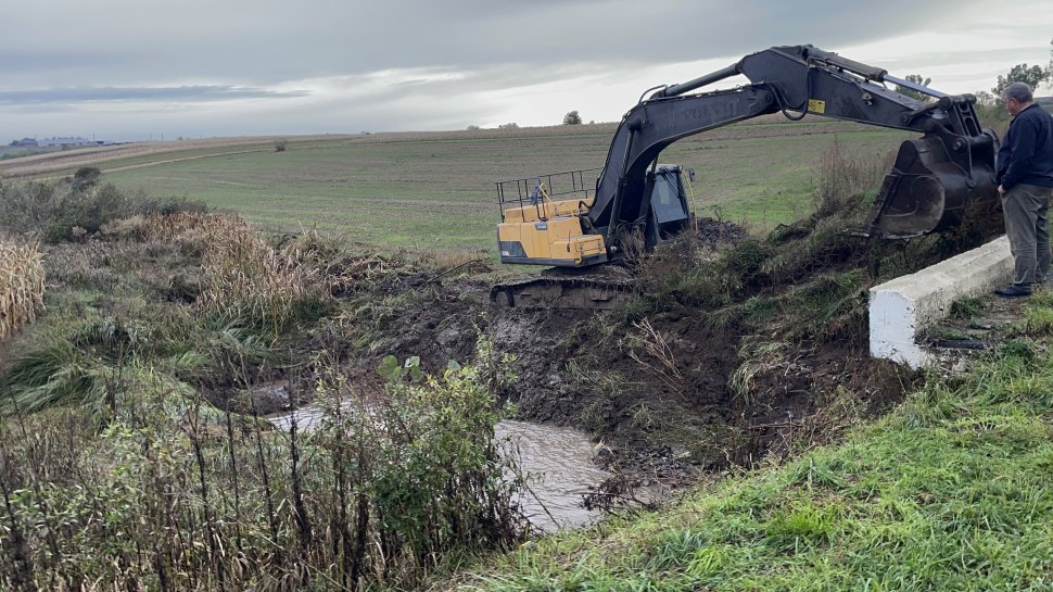 Avarie majoră la o conductă de apă în Berchișești, provocată de un buldoexcavator 3892