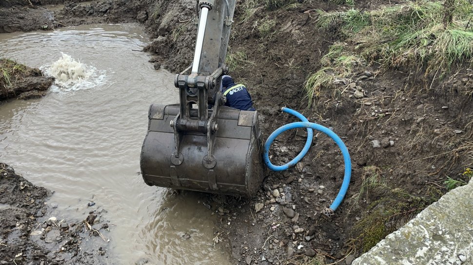 Avarie majoră la o conductă de apă în Berchișești, provocată de un buldoexcavator 3893