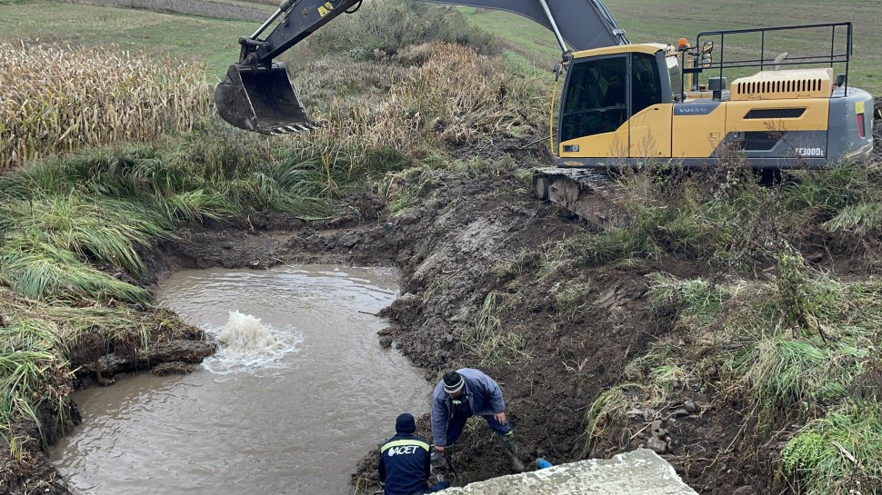 Avarie majoră la o conductă de apă în Berchișești, provocată de un buldoexcavator