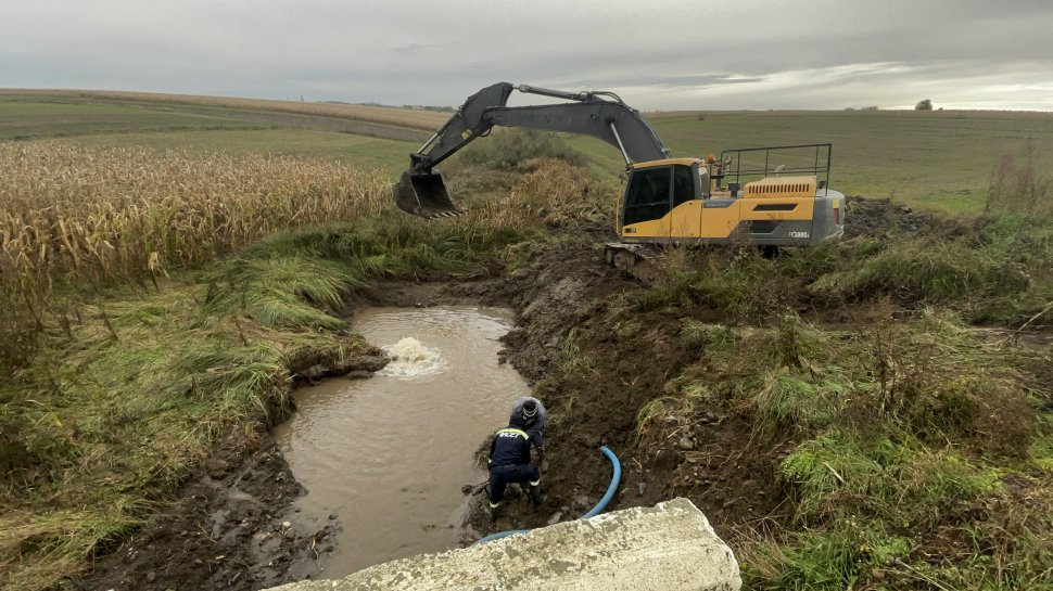 Avarie majoră la o conductă de apă în Berchișești, provocată de un buldoexcavator 3897