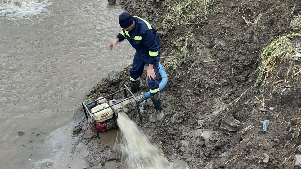 Avarie majoră la o conductă de apă în Berchișești, provocată de un buldoexcavator 3899