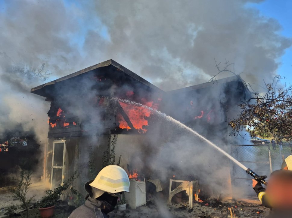 Flăcări devastatoare în Botoșani: Pompierii din Siret au împiedicat propagarea la casele învecinate 3990