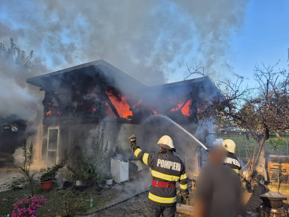 Flăcări devastatoare în Botoșani: Pompierii din Siret au împiedicat propagarea la casele învecinate 3991