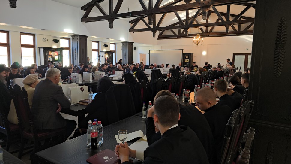 Mitropolitul Moldovei, Sfântul Ierarh Dosoftei, a fost comemorat vineri, printr-un simpozion dedicat împlinirii a 400 de ani de la nașterea sa 3978